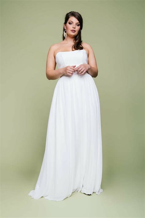 Brautkleider in großen größenwir haben viele unserer modelle in den größen 42 bis 48 zum anprobieren da. Brautkleider große Größen | erlebe küssdiebraut Plus Size ...