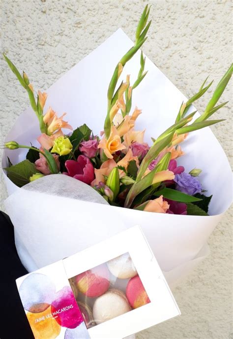 Bouquet With ½ Dozen Macarons Jenny Burtt Florist