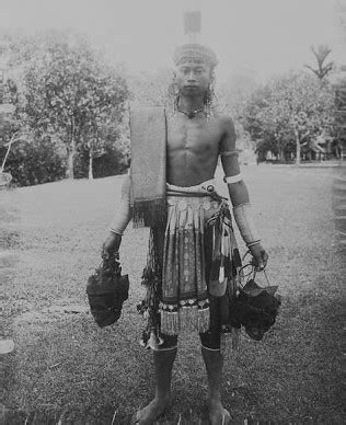 Setelah nama panglima kumbang alias udin balok kembali mencuat, tentu menarik untuk tapi tak sedikit yang menyebut panglima kumbang dan panglima burung adalah orang dayak yang sakti. Panglima Perang Suku Dayak Panglima Burung Dan Panglima Kumbang | Info Dunia