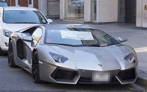 Objek itu didapati sengaja didirikan di bahagian belakang kereta yang rosak dan ditinggalkan di tepi jalan dipercayai dengan tujuan untuk menakutkan orang ramai. Serius : Apabila Orang Arab Menjual Kereta Lamborghini Di ...