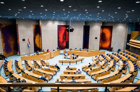 De tweede kamer controleert het handelen van de regering. Tweede Kamer vaker bijeen, hervatting wekelijkse ...
