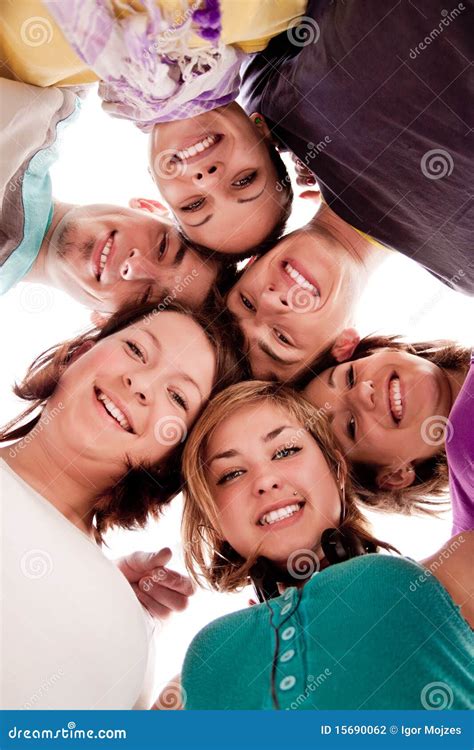 Adolescentes Sonrientes En Círculo Foto De Archivo Imagen De Gente
