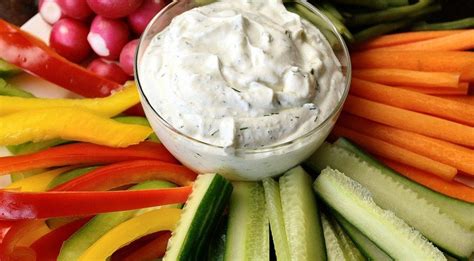 Deze Griekse yoghurt dipsaus is lekker fris en smaakt heerlijk met