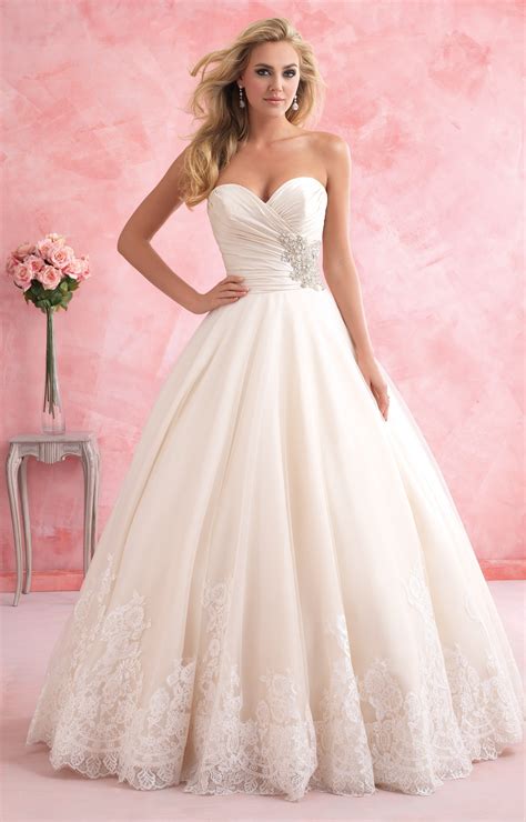 A ball gown wedding dress features a fitted bodice paired with a wide and full skirt. 20 Ball Gown Wedding Dresses - Wedding Gowns & Big Hips ...