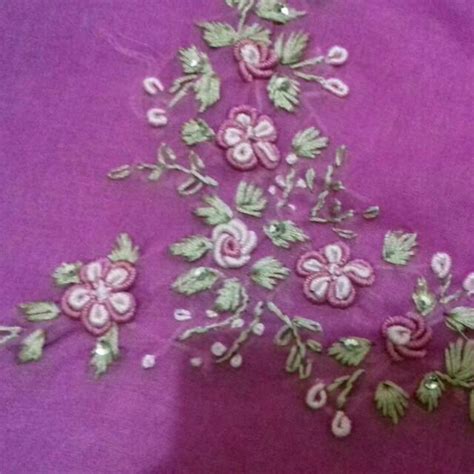 Cara membuat kerudung atau khimar segitiga dimulai dari mempersiapkan bahan jilbab atau kerudung jika anda ingin belajar menjahit seperti membuat jilbab, menjahit jilbab, kerudung. Paling Bagus 14+ Gambar Sulam Benang Motif Bunga - Gambar ...