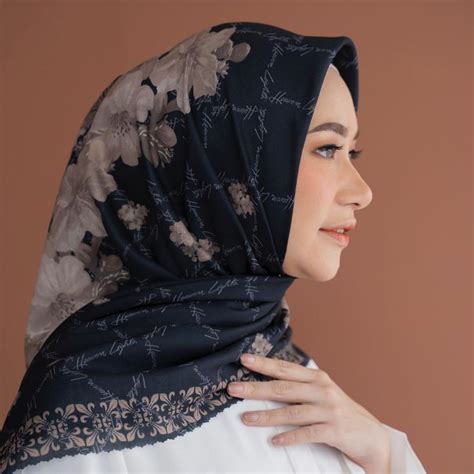 Hijab Segi Empat Motif Terbaik Yang Bisa Anda Pilih