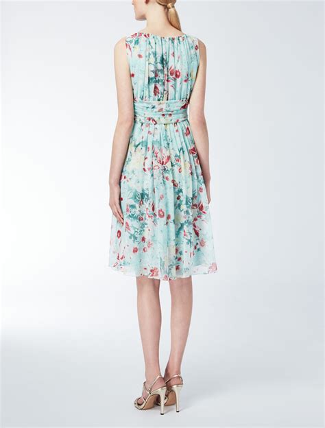In generale, per essere eleganti a 60 anni è meglio evitare abiti fascianti, attillati,. Abito in georgette di seta, verde - "ORIONE" Max Mara
