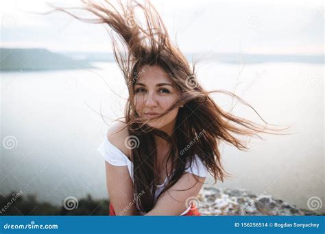 Traveler Girl Met Windachtig Haar Ontspannend Bovenop De Rotsberg