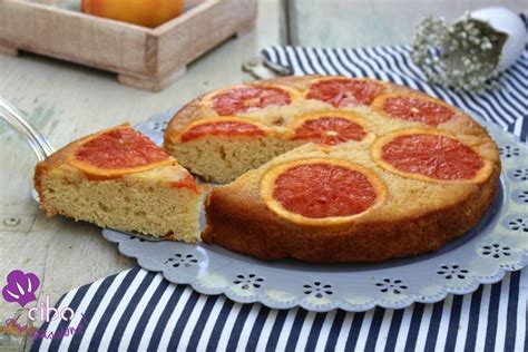 Amalgama il tutto, poi versalo. Torta rovesciata al pompelmo rosa - Cibo Che Passione