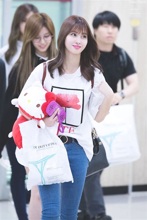 10 Times Twices Momo Wore The Sweetest Airport Fashion Thatll Make You Weak In The Knees Just