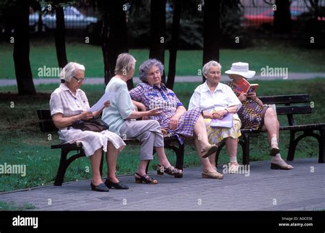 Ältere Frauen Sitzen Auf Einer Bank In Einem Park Riga Lettland Stockfotografie Alamy