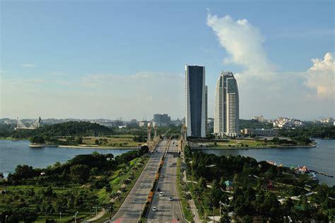 Berjarak sekitar 35 kilometer dari kuala lumpur, kawasan putrajaya menjadi. Dataran Putrajaya atau Boulevard Putrajaya?