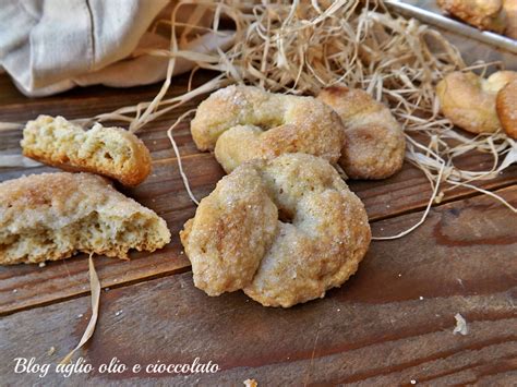 Ingredienti e ricetta dei torcetti al burro piemontesi, buonissimi e fragranti biscotti di pasta lievitata. torcetti al burro-ricetta dolce veloce