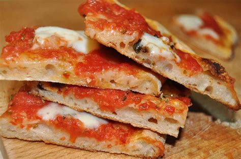 Per questo motivo la pizza è la soluzione migliore quando si invita qualcuno a pranzo o a cena! Pizza croccante sottile e alveolata | Ricette, Cucine ...