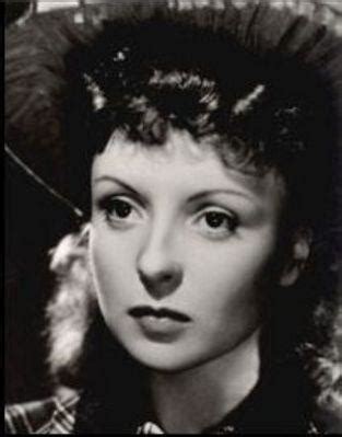 Après avoir étudié la danse à l'école du ballet de l'opéra de paris, elle débute une carrière au cinéma en 1930 et, parallèlement. Odette Joyeux - uniFrance Films