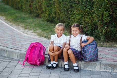 Drie Meisjes Zitten Op Het Gras En Lezen Een Ebook Leerlingen Van Lage School Begin Van Lessen