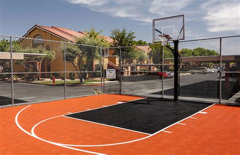 Namun, di tiap lapangan bola basket, tidak hanya di indonesia, namun di dunia, olahraga bola basket 3x3 kini sudah sering dimainkan. Gambar lapangan bola basket | KampoengIlmu
