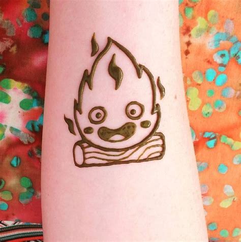 Often, they start on the hand and the design goes up and down both arms. Her design, #Design #Henna in 2020 | Henna tattoo designs ...