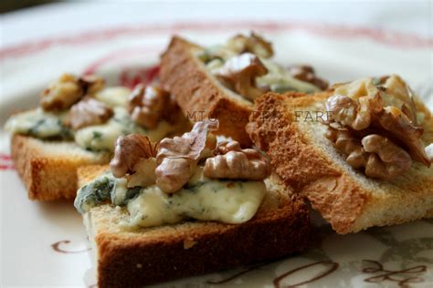 Typical ingredients of a traditional antipasto include cured meats, olives, peperoncini, mushrooms, anchovies, artichoke hearts, various cheeses (such as provolone or mozzarella), pickled meats, and vegetables in oil or vinegar. Antipasti natalizi : crostini con noci e gorgonzola