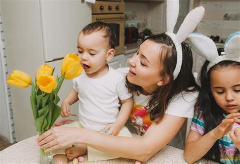 Tradiciones Familiares De Pascua Amante Joven Madre Enseñando A Los