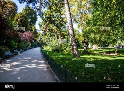Parc Monceau Gardens And Statues Paris France Stock Photo Alamy