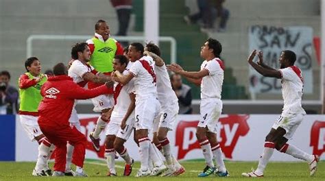 La tri terminó la fase de grupos con tres puntos y accedió a la siguiente etapa, como el cuarto del ángel mena celebra el gol con el que ecuador accedió a los octavos de final de la copa américa. Resultado del Partido Peru vs Colombia - Colombia vs Peru ...