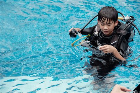 10 should 8 year old children learn to scuba dive? In many places, kids are allowed to try scuba diving from ...