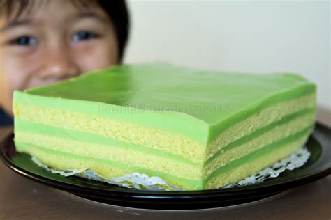 Perlahankan kelajuan dan masukkan air daun pandan, pes pandan dan sedikit pewarna hijau.pukul lagi dengan kelajuan tinggi selama minit atau sehingga aduan kek benar2 ringan. ...FnF Simple Life...: Pandan Layered Cake