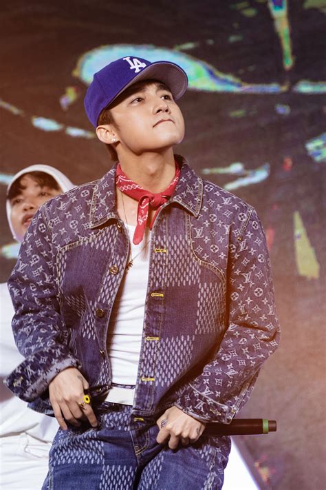Lời bài hát 'chúng ta của hiện tại': Sơn Tùng M-TP live "ngầu đét" 2 bản hit mới nhất nhưng lại ...
