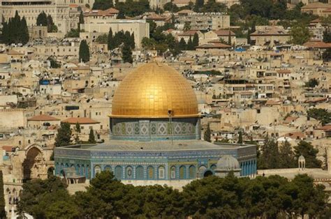 Millions of feet have walked the. Foto de Mezquita de Al-Aqsa, Jerusalén: Inside the Dome of ...