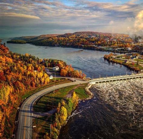 Quebec deputy premier geneviève guilbault says the province will be closed to travellers coming in from ontario. Ontario/Quebec border at Témiscaming : canada