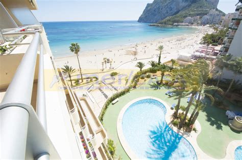 Amplio apartamento con dormitorios, dos cuartos de baño y una preciosa terraza, de la que podrá disfrutar gracias al magnifico tiempo que se disfruta en esta zona. Alquiler apartamentos Calpe | Venta y alquiler en Calpe en España | Ref. TR-16B | Español