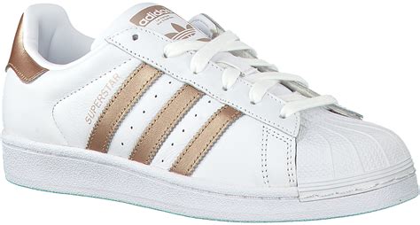 A superstar is someone who has great popular appeal and is widely known, prominent, or successful in their field. Witte ADIDAS Sneakers SUPERSTAR DAMES - Omoda.nl