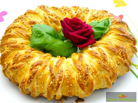 Ich habe heute 3 rezepte mit blätterteig für dich, die super einfach zubereitet sind, vegan und wunderbar als mittagessen geeignet. Blätterteig Kranz | Rezept | Rezepte, Lebensmittel essen ...