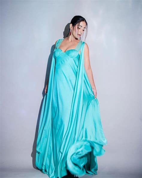 निया शर्मा और हिना खान ने एक्वा ब्लू बॉडीकॉन ड्रेस में दिया सेक्सी
