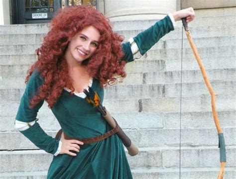 Merida Rote Wilde Haare Grünes Kleid Und Ein Bogen Kindheitshelden