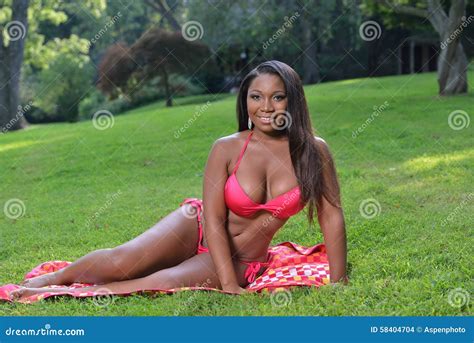 Sommar Sexig Svart Kvinna I Bikini Arkivfoto Bild Av Afrikansk