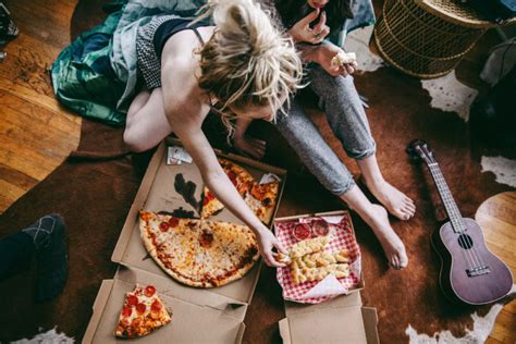 Eager to throw a great outdoor dinner party, but don't know where to begin? Throw a Messy Dinner Party | THE MODERN SAVVY