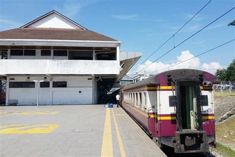 If you catch the 7am thailand is one hour behind, so the daily 5pm thai train leaves padang besar's malaysia station at 6pm. Thailand to Malaysia train border crossing at Padang Besar ...