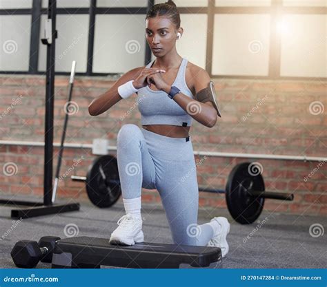 Fitnesslungen Of Vrouwen Tijdens Gym Training Of Lichaamswerk Voor Krachtige Benen Of Sterke