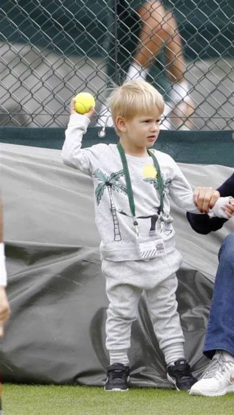 Federer announced the birth of his twin boys on twitter on tuesday: Federer twin boy | Roger federer family, Roger federer ...