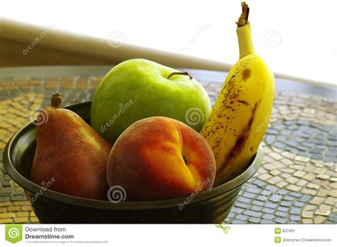 Miska owoców stołu płytka obraz stock. Obraz złożonej z jedzenie - 827931