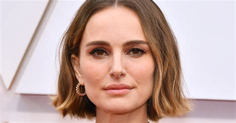 She is 5 feet 3 inches or 1.6 m (160 cm) tall. Natalie Portman Has Blunt Bob For Oscars 2020