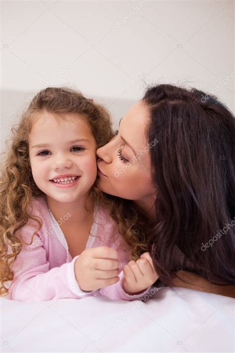 Madre Dando Un Beso A Su Pequeña Hija — Foto De Stock © Wavebreakmedia