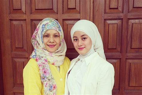 Dinda hauw, artis yang terkenal karena penampilannya berkepala plontos di film 'surat kecil untuk tuhan' kini tampil beda. Cantiknya Dinda Hauw Berhijab - MerahPutih