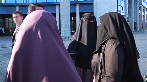 Hijab)은 무슬림 여성들이 외출시 착용하는 의류로, 베일의 일종이다. "프랑스 무슬림 4명중 1명, 니캅·부르카 찬성" > 국제 > 뉴스 ...