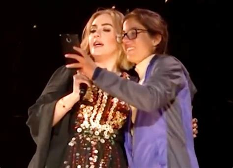 Adele Burps While Taking Selfie With A Fan Onstage See The Hilarious Video