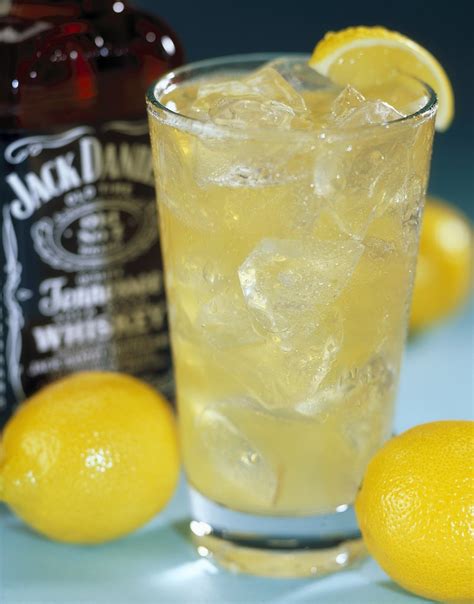 Tolga germiyanoğlu'nun lynchburg lemonade tarifinin incelikleri, hazırlanış sunum yöntemlerini keyifli bir dille ve özel gösterisiyle anlattığı video sayesinde jackseverler yalnızca dışarıda değil, evde. Lördagsdrinken - Lynchburg Lemonade | The Drones Club