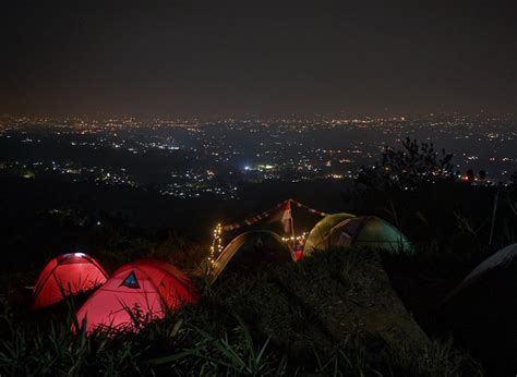 Pada waktu itu, cukai yang dikutip dari lembah sungai kuantan menjadi pendapatan utama pemerintah pahang, justeru ia berkepentingan dari segi ekonomi negeri. Bukit Alesano, Wisata Pemandangan Gemerlap Langit Malam