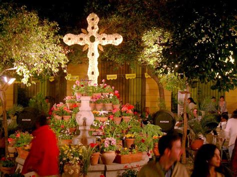 Con flores y cantos se le rinde homenaje a la santa cruz, es de costumbre en todas las poblaciones del país reunirse en el altar de la cruz, cantar con tambores. Guía de las fiestas del mes de mayo en Cordoba en 2019